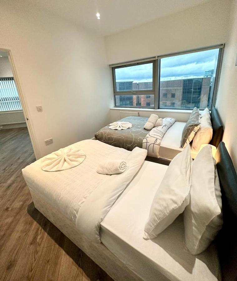 Alarabi Apartments-Two Bedrooms Apartment Кройдон Екстериор снимка
