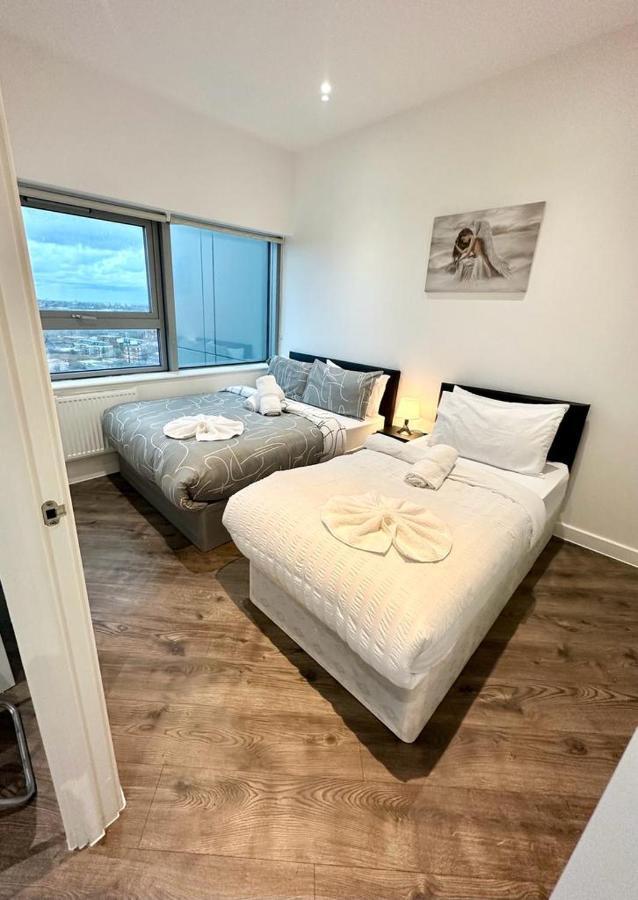 Alarabi Apartments-Two Bedrooms Apartment Кройдон Екстериор снимка