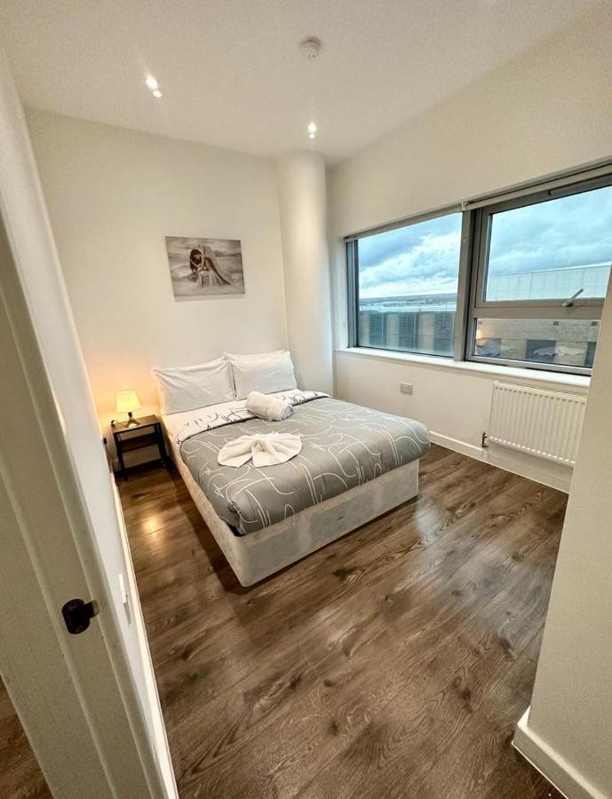 Alarabi Apartments-Two Bedrooms Apartment Кройдон Екстериор снимка