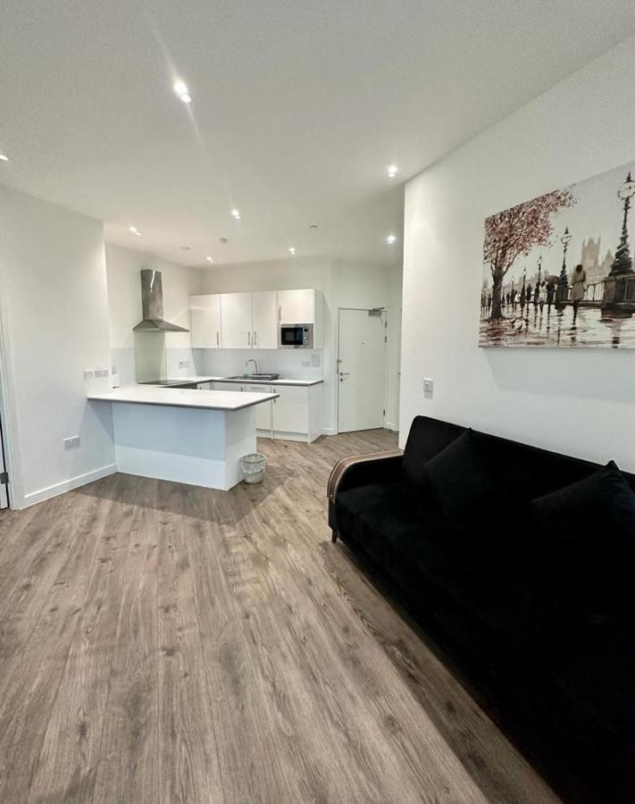 Alarabi Apartments-Two Bedrooms Apartment Кройдон Екстериор снимка