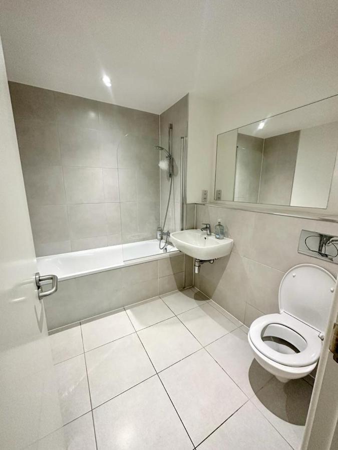 Alarabi Apartments-Two Bedrooms Apartment Кройдон Екстериор снимка